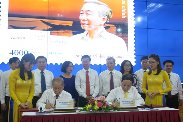 Issuing the stamp collection to commemorate the 100th birthday anniversary of the poet To Huu