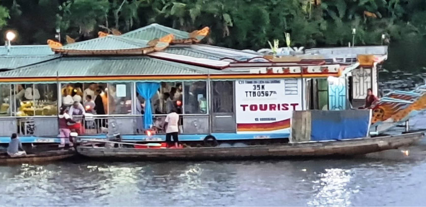 Tái diễn rải vàng mã trên sông Hương