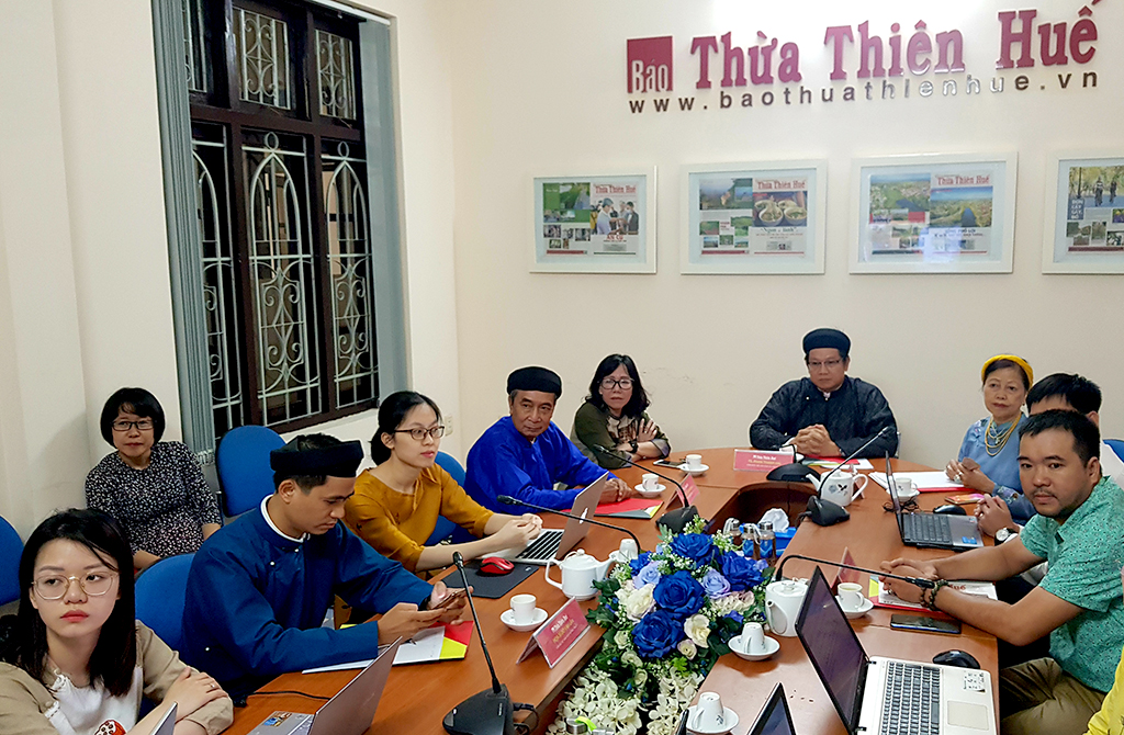 Không gian nào cho áo dài ngũ thân