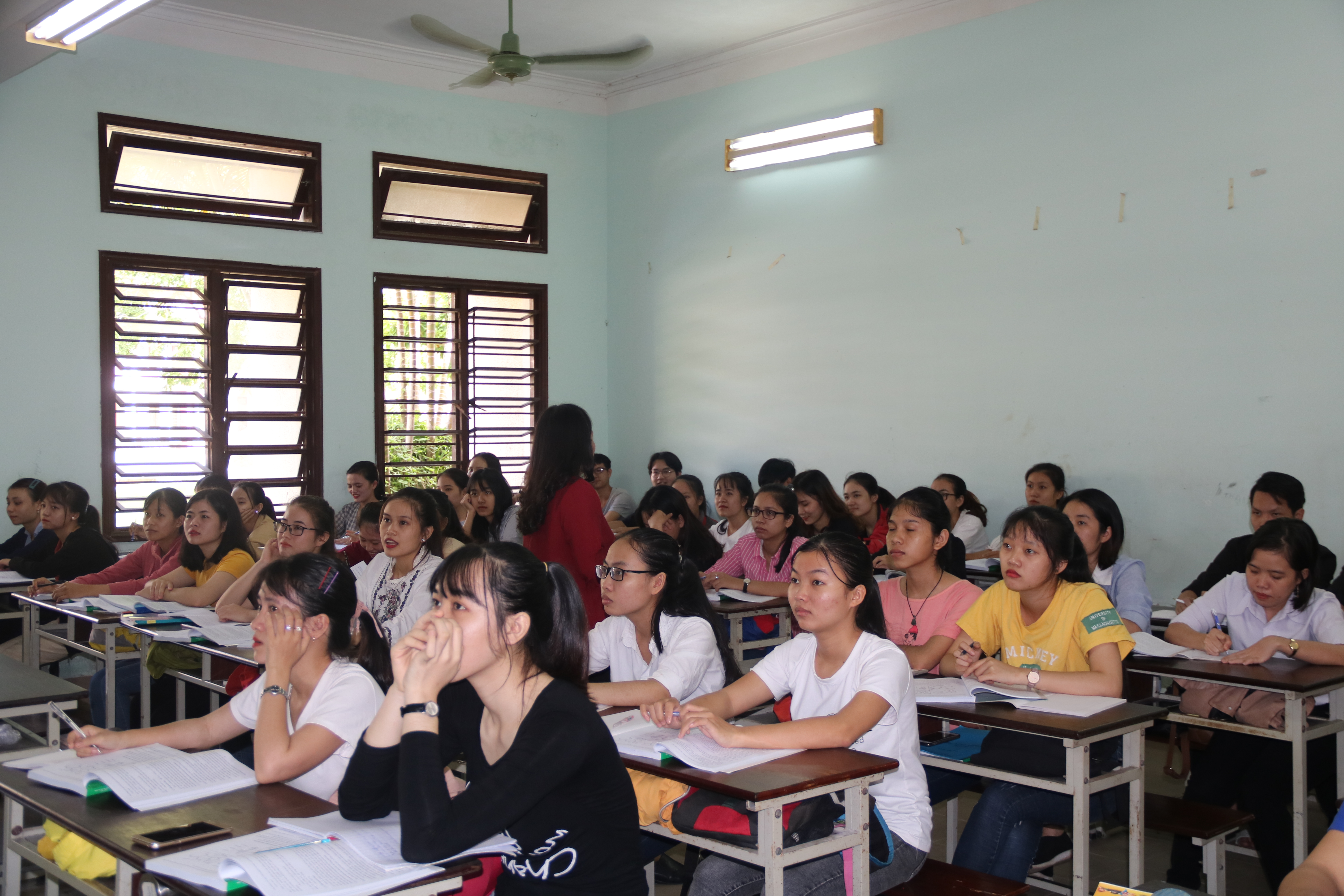 Theo dõi diễn biến mưa lũ để cho sinh viên nghỉ học