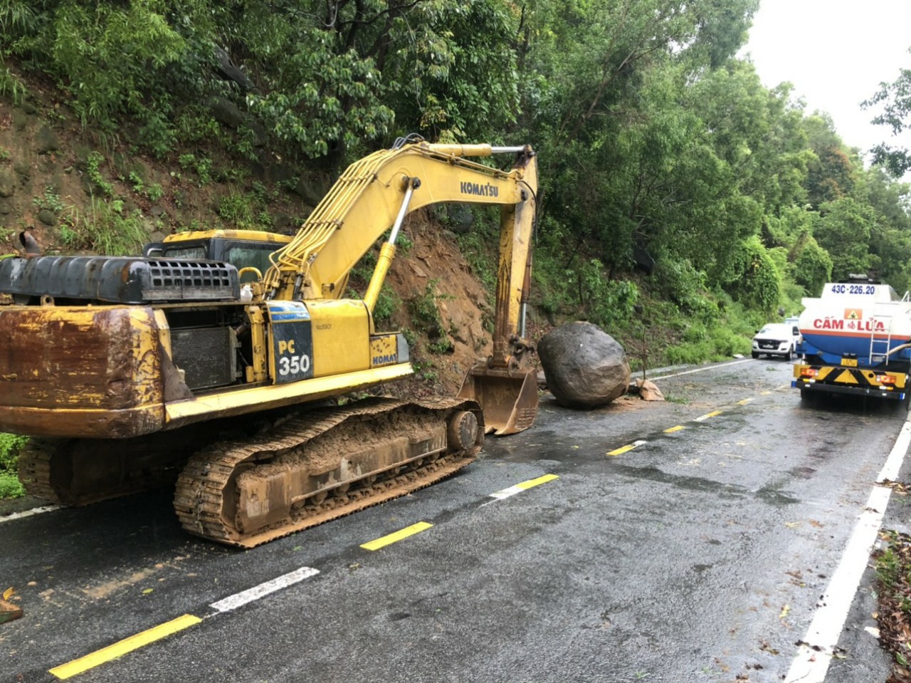 Nhiều nơi sạt lở, thủy điện điều tiết xả lũ