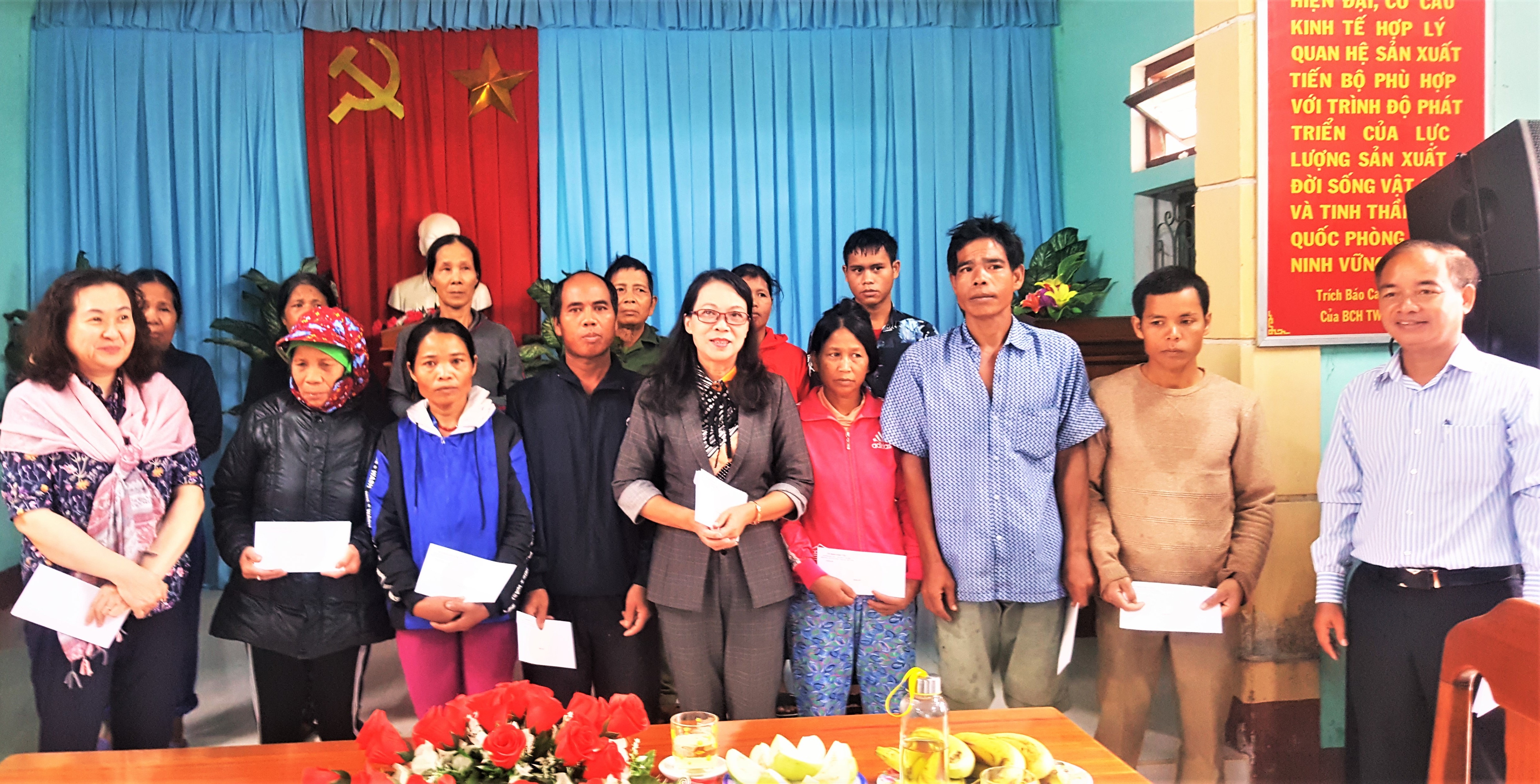 Thứ trưởng, Phó Chủ nhiệm Ủy ban Dân tộc Hoàng Thị Hạnh tặng quà cho người dân A Lưới