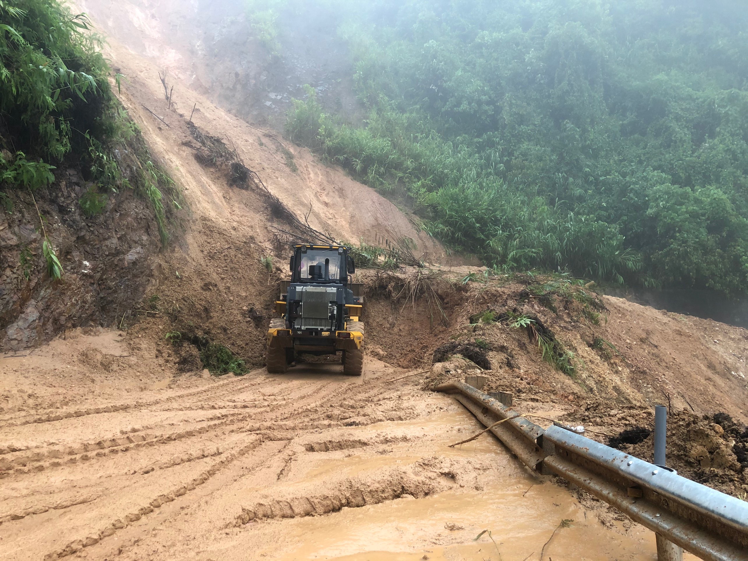 Thông báo cho người dân thời gian lưu thông trên đoạn đường xảy ra sạt lở