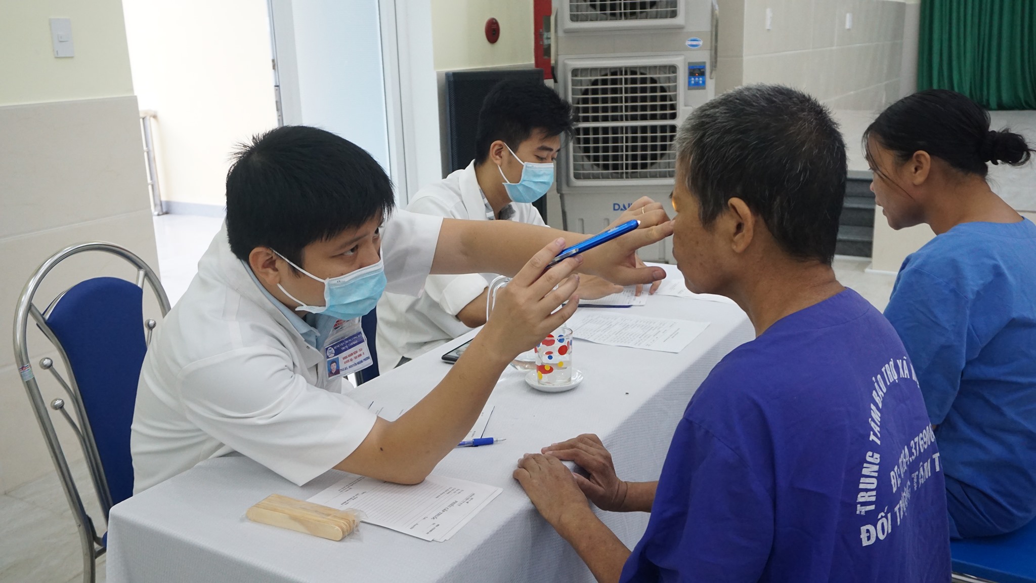 Khám và cấp thuốc miễn phí cho hơn 300 bệnh nhân