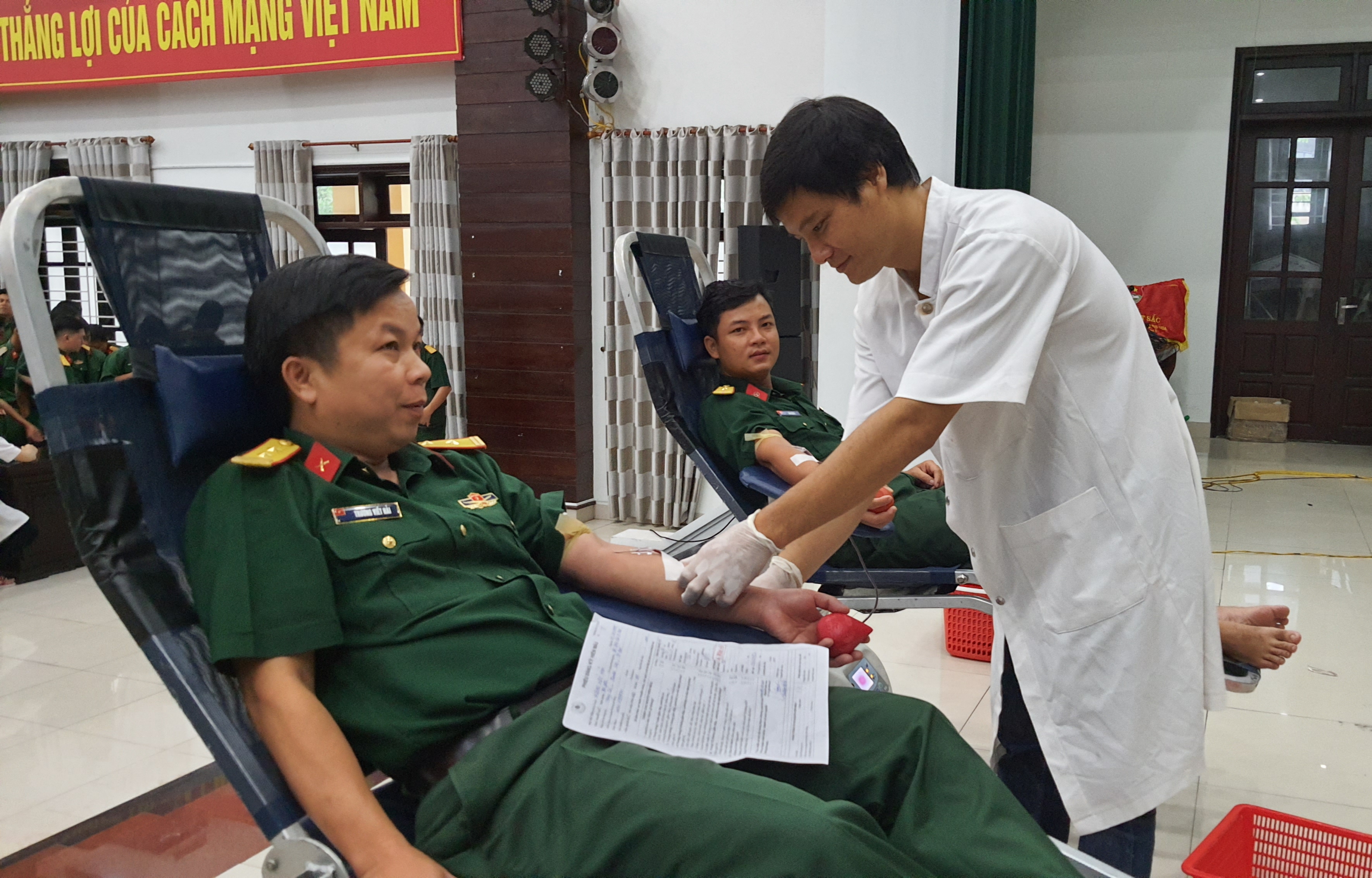 Cán bộ, chiến sĩ tham gia hiến máu tình nguyện