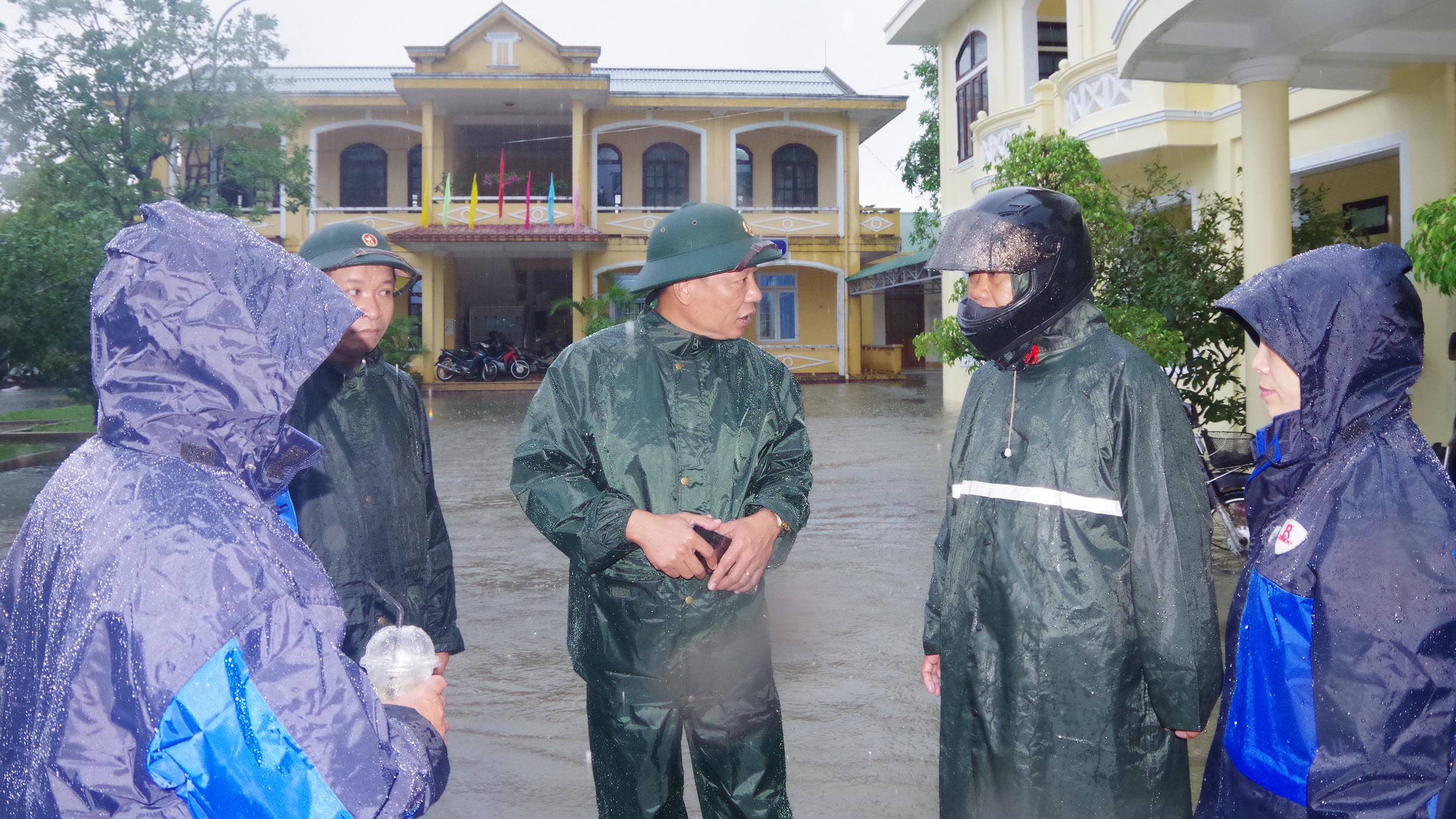 Đến từng thôn giúp dân chạy lụt