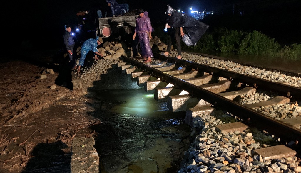 Khẩn trương khắc phục sự cố sạt lở tại Phong Điền và A Lưới