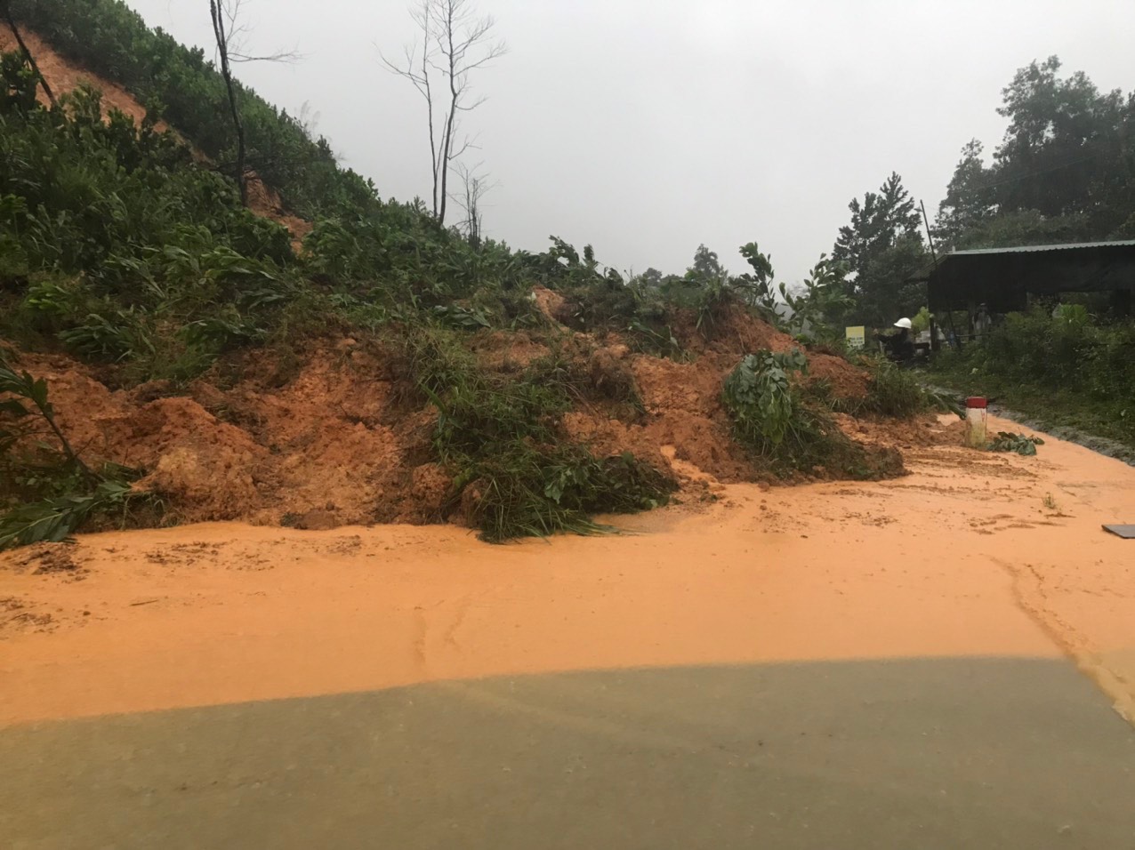 Mưa lớn, nhiều điểm ở A Lưới bị sạt lở, mất điện toàn huyện