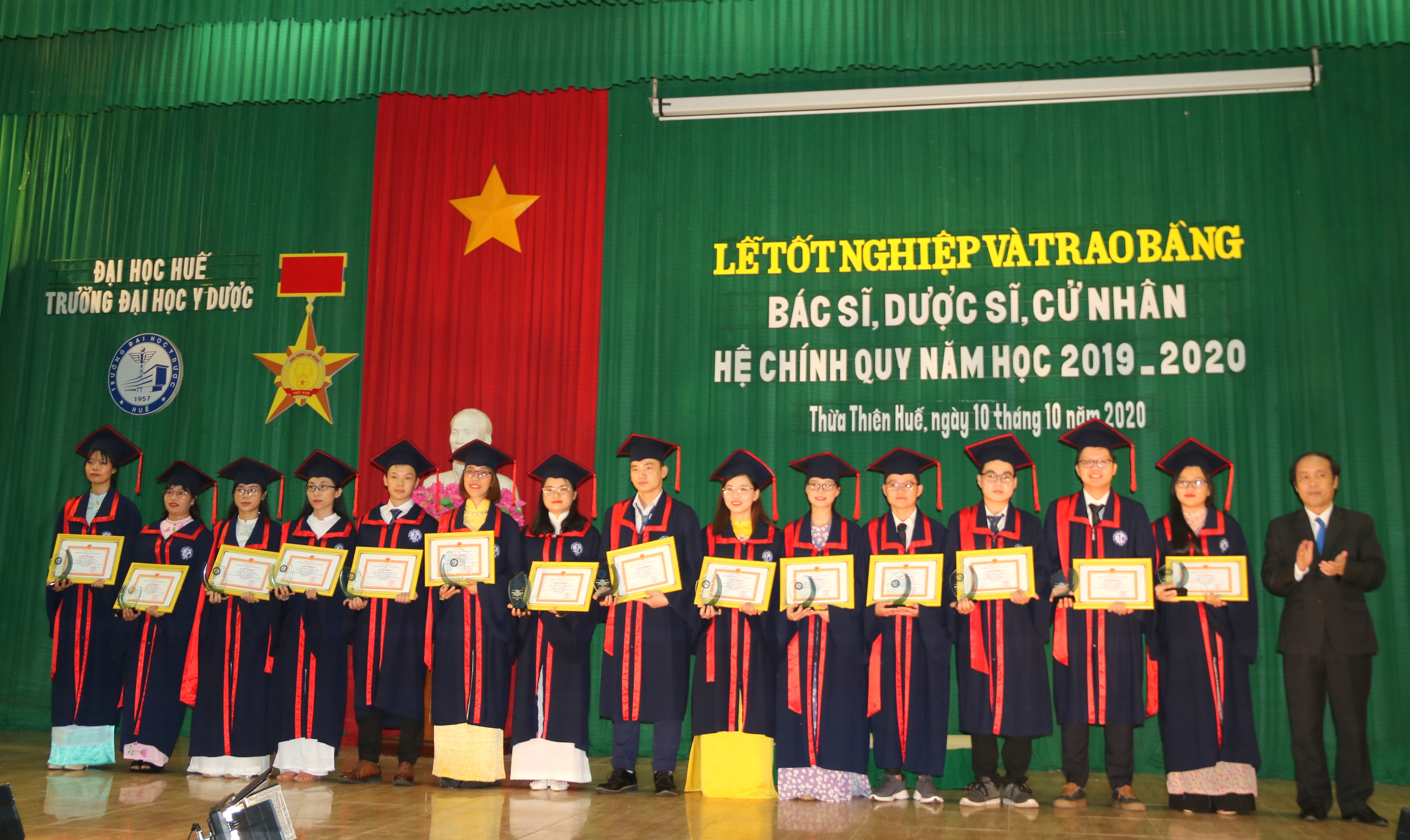 Trường đại học Y Dược trao bằng tốt nghiệp cho 1 470 sinh viên