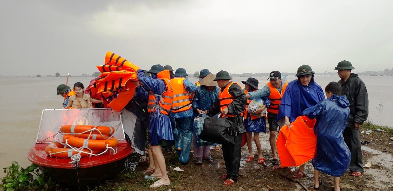 Huy động trên 3 000 cán bộ, chiến sĩ giúp dân chạy lũ