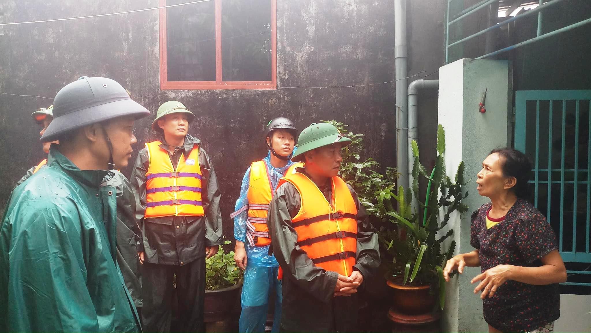 Tình người trong lũ dữ