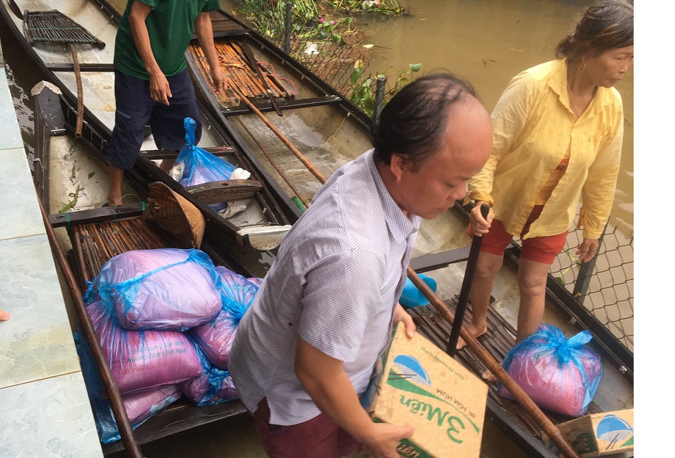 Tiếp tục trao thực phẩm hỗ trợ người dân vùng xung yếu