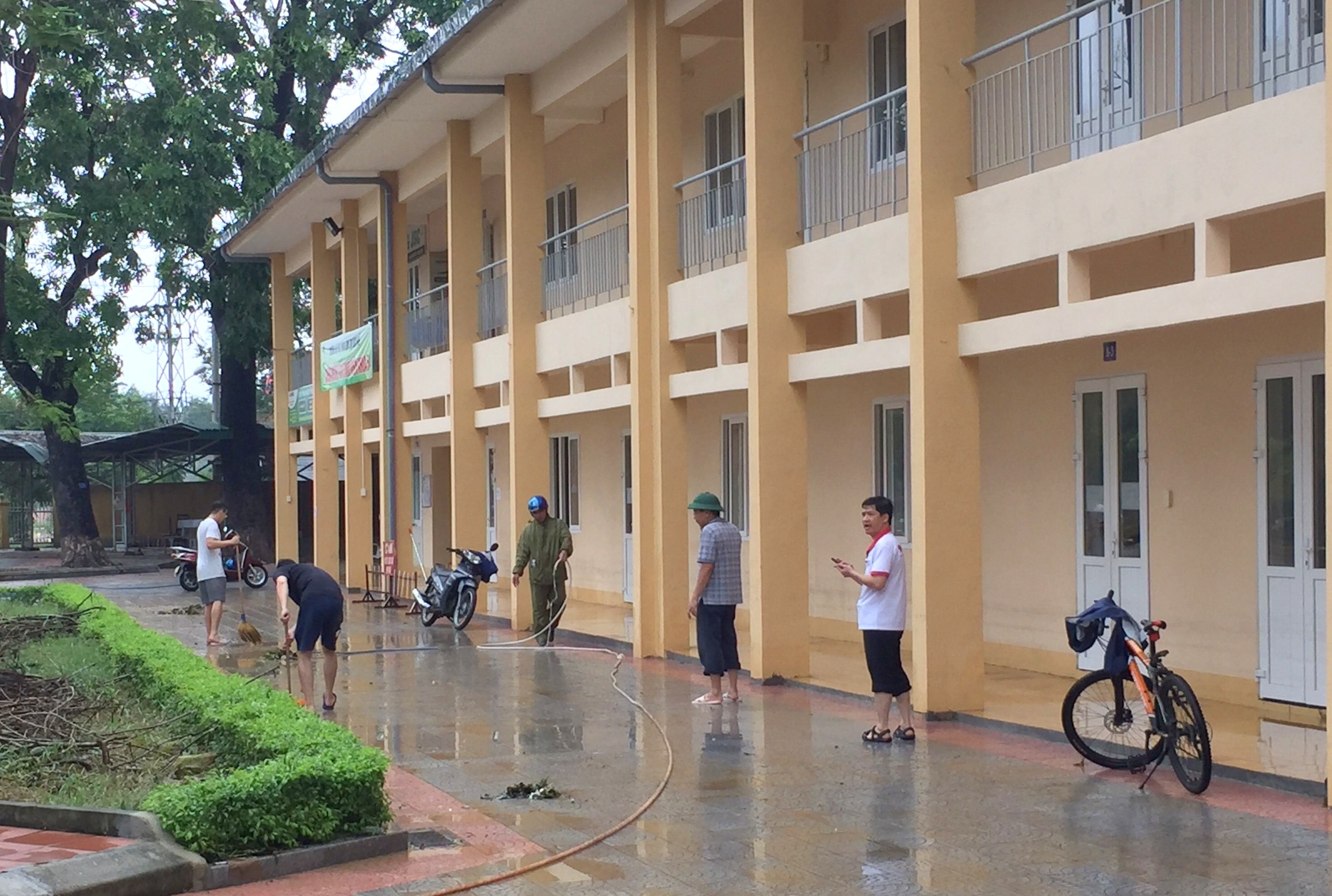Nhiều trường cho sinh viên đi học trở lại từ 15 10