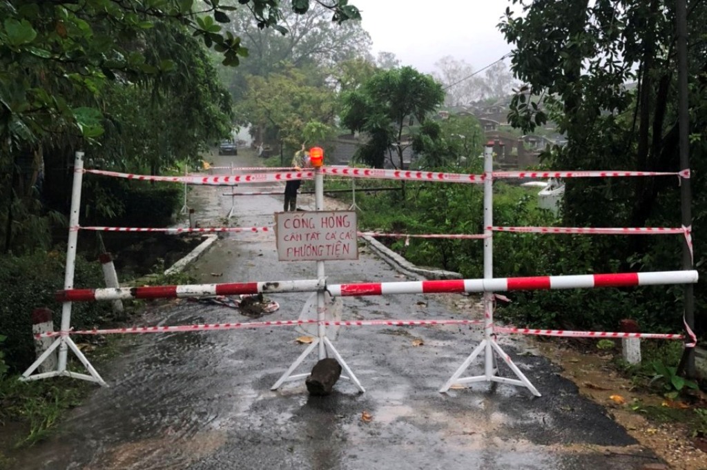 Giao thông nhiều nơi còn bị chia cắt, ách tắc