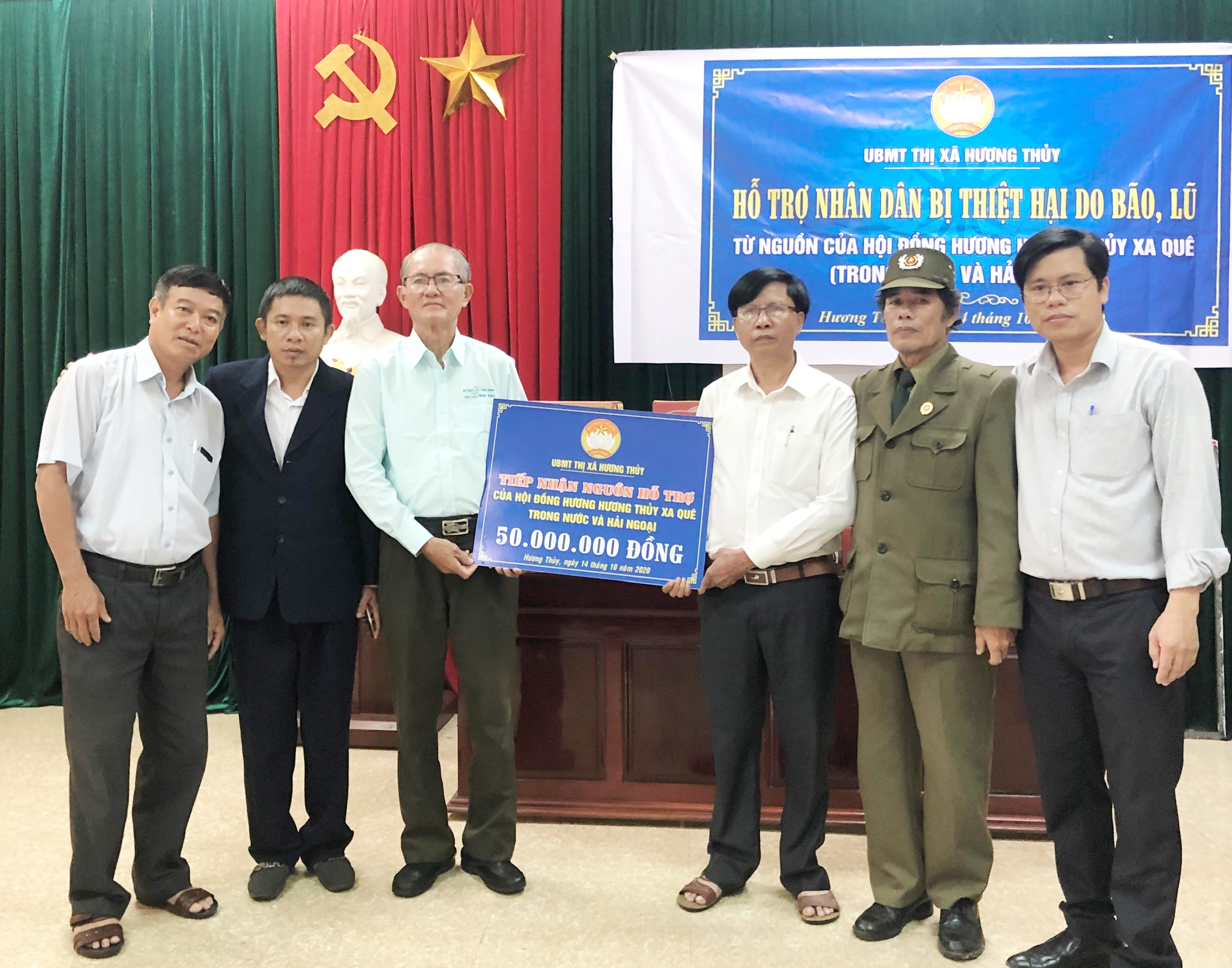 Các tổ chức đoàn thể cứu trợ cho người dân vùng lũ