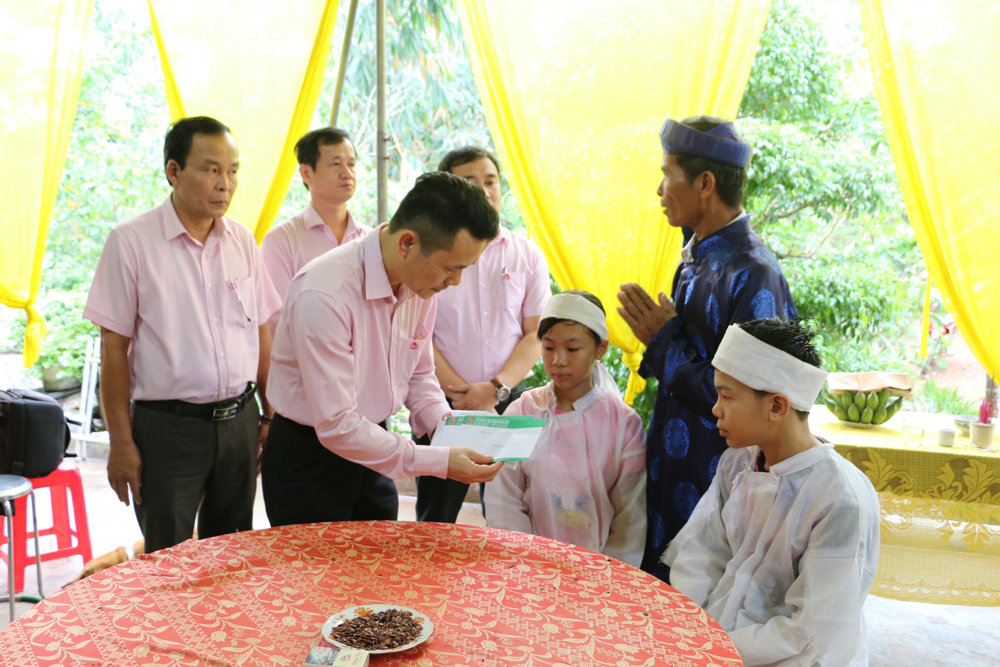 Nhiều hoạt động hướng về người dân, sinh viên gặp khó khăn do mưa lũ