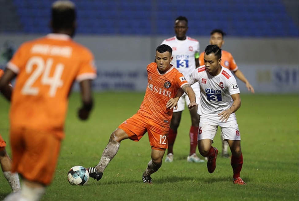 Vừa đá bóng, vừa lo chạy lụt