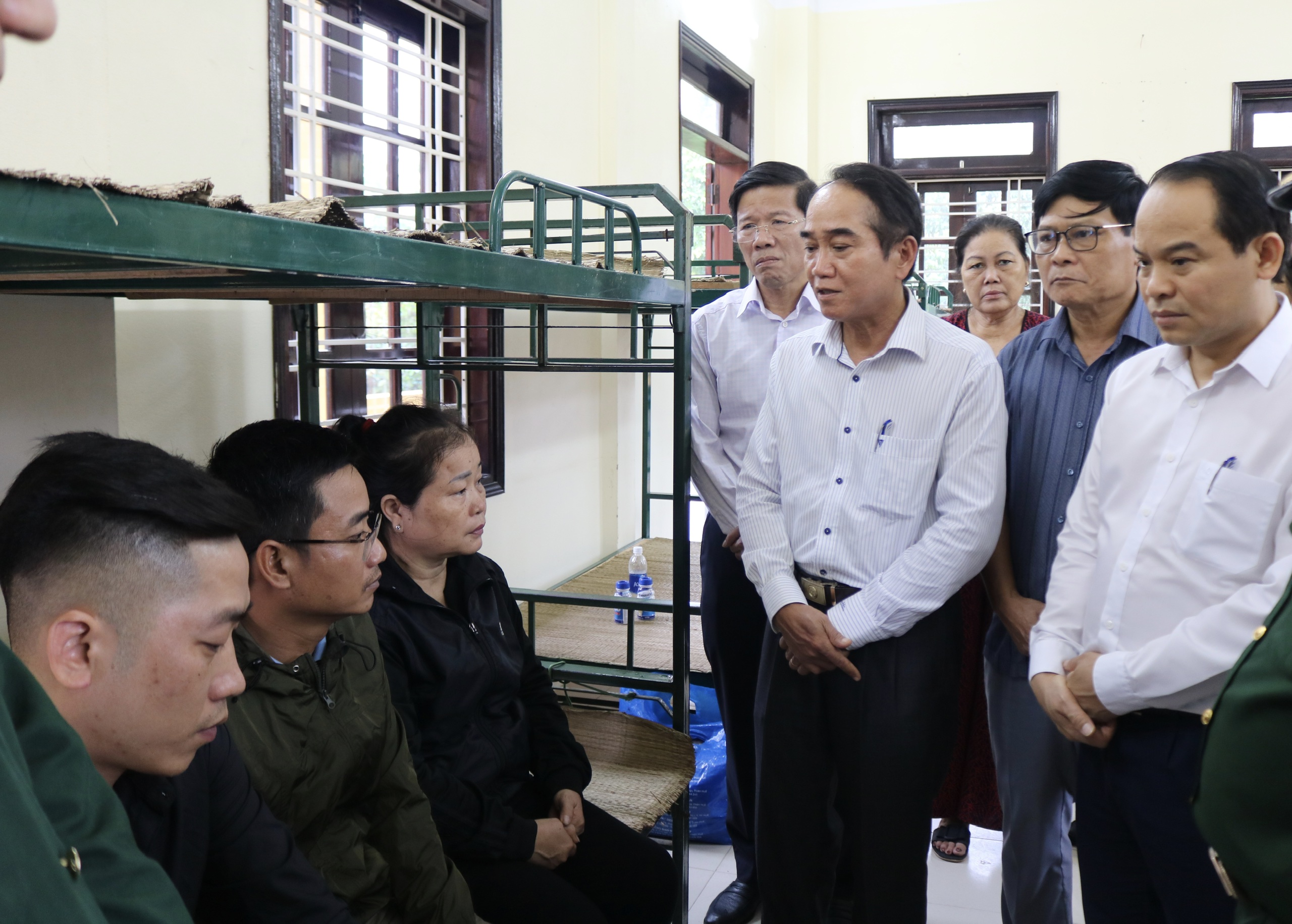 Thăm hỏi, động viên gia đình và thân nhân 13 cán bộ, chiến sĩ hy sinh