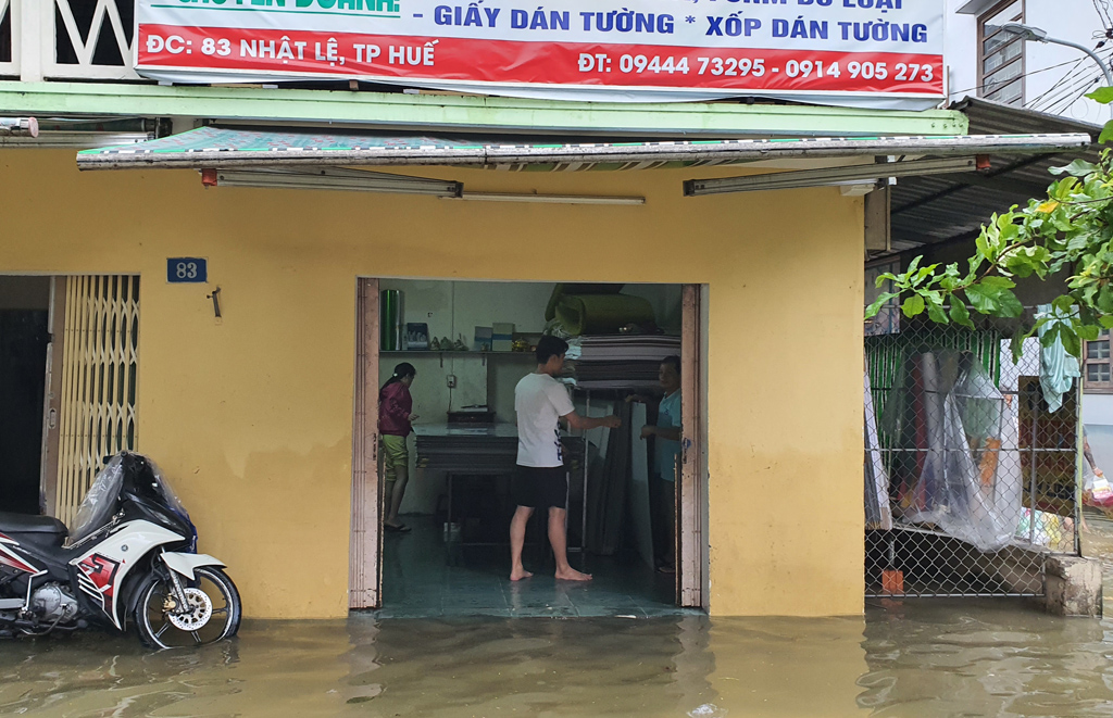 Nước dâng nhanh, người dân tất bật chống lũ lụt