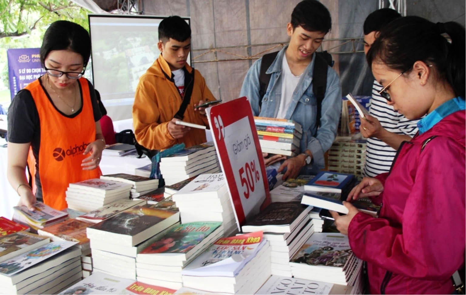 Forming Hue bookcase to preserve the reading culture