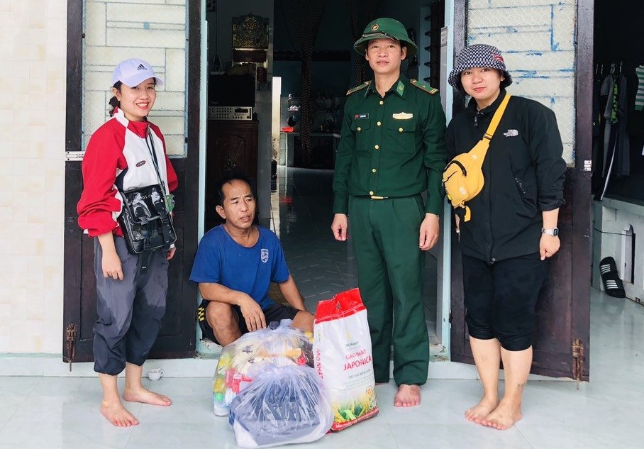 Sẻ chia khó khăn với bà con vùng lũ