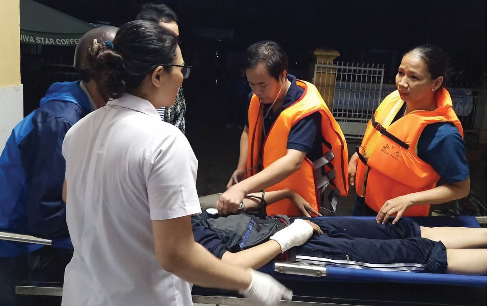 Những “thiên thần áo trắng” trắng đêm trong lũ