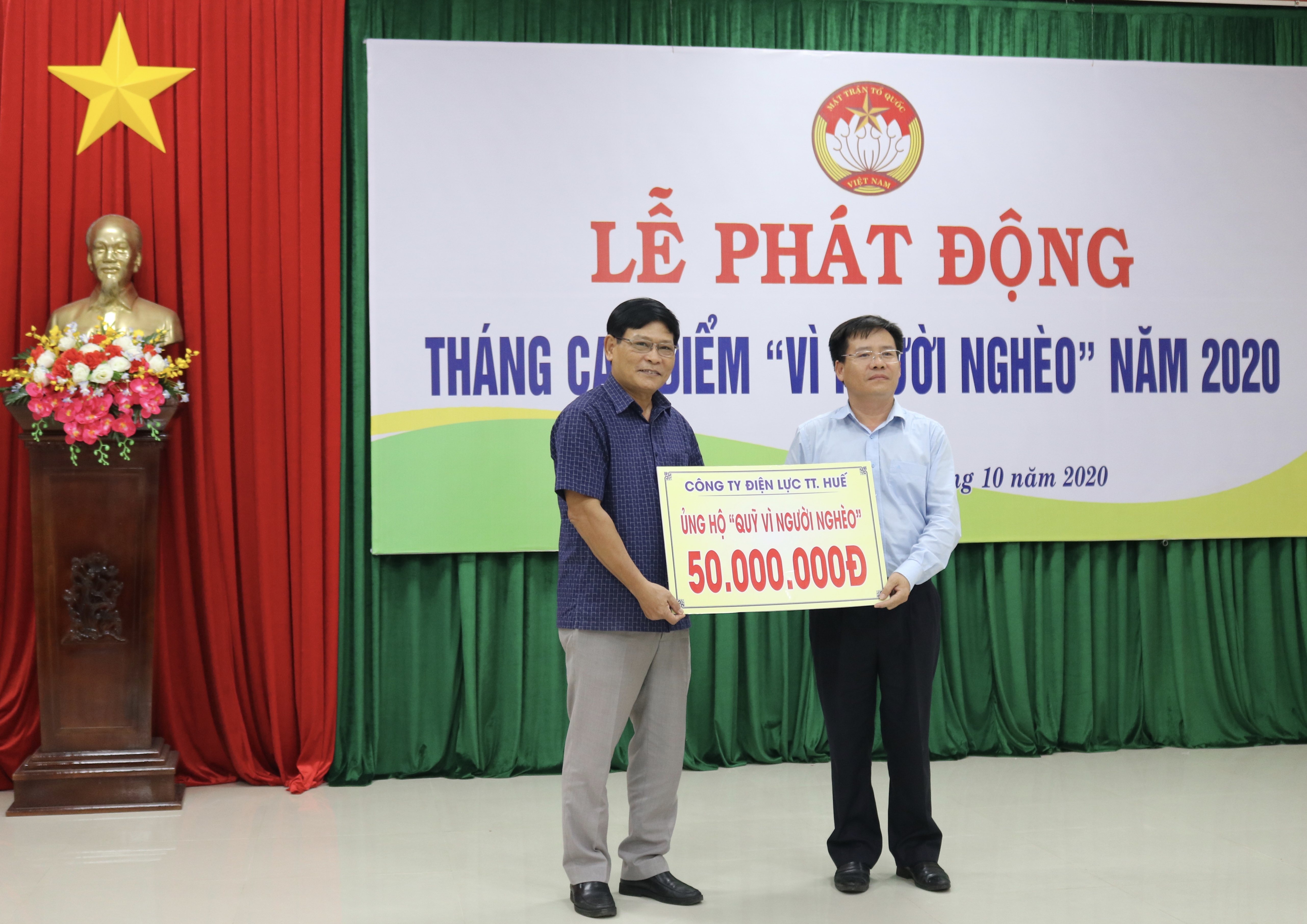 Hơn 500 triệu đồng ủng hộ Quỹ “Vì người nghèo”