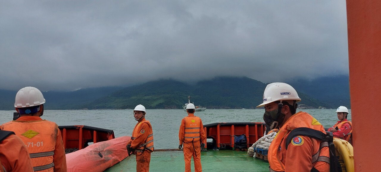 Tiếp cận, bơm hút lượng dầu còn lại trên tàu Jakarta