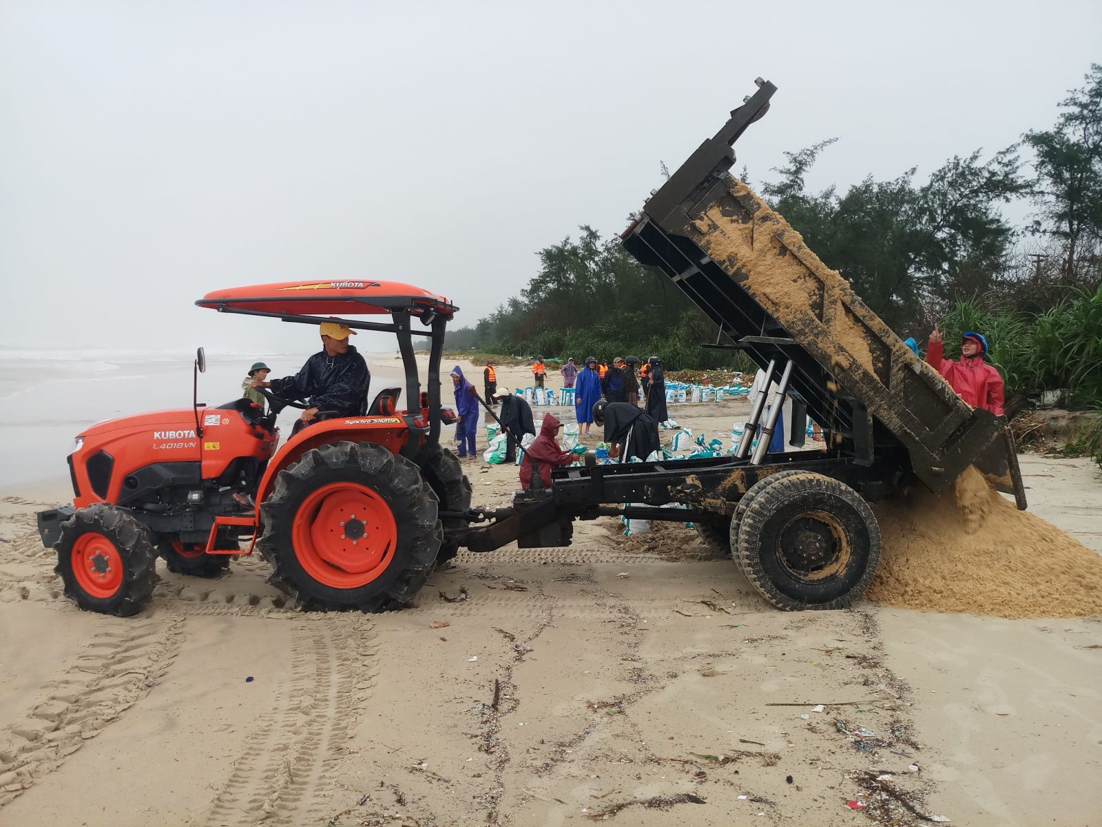 Khắc phục hậu quả lũ lụt, trao quà hỗ trợ cho người dân