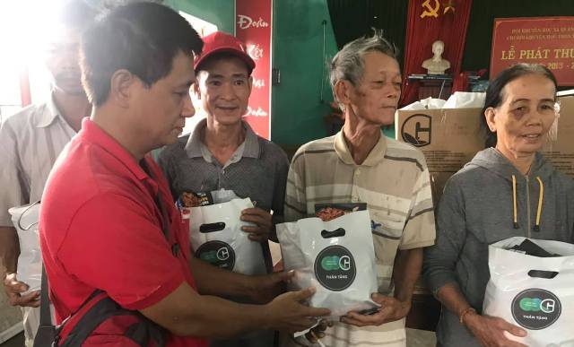 Tỉnh Đoàn kết nối, trao gần 700 phần quà cho người dân bị ảnh hưởng lũ lụt