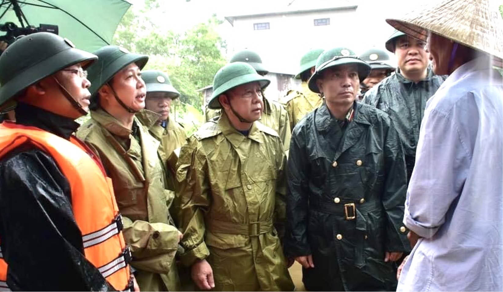 Tình quân, dân trong lũ dữ