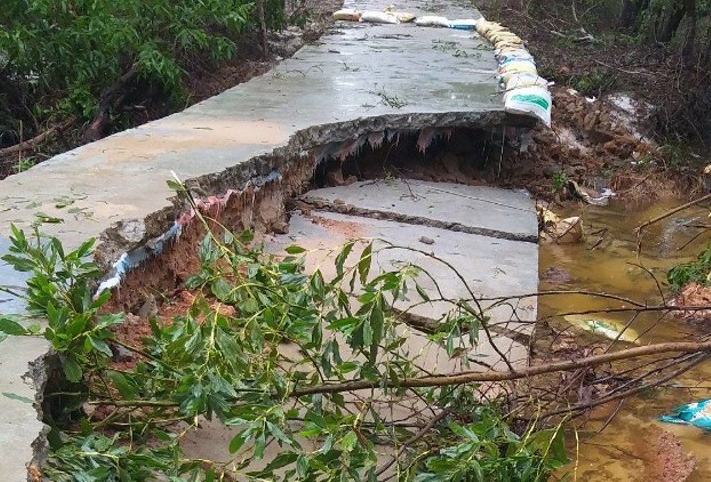 Giao thông nhiều nơi còn ngập, ách tắc