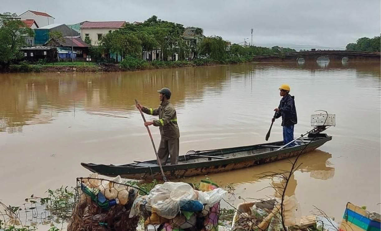 Vớt rác, bèo khơi thông cầu cống