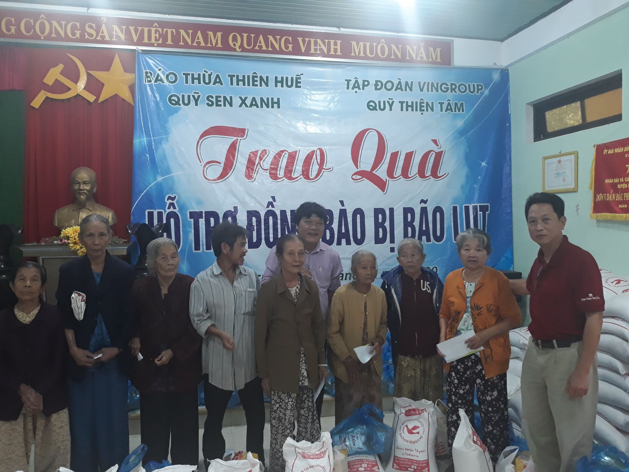Báo Thừa Thiên Huế phối hợp Tập đoàn Vingroup trao 300 suất quà cho người dân vùng lũ