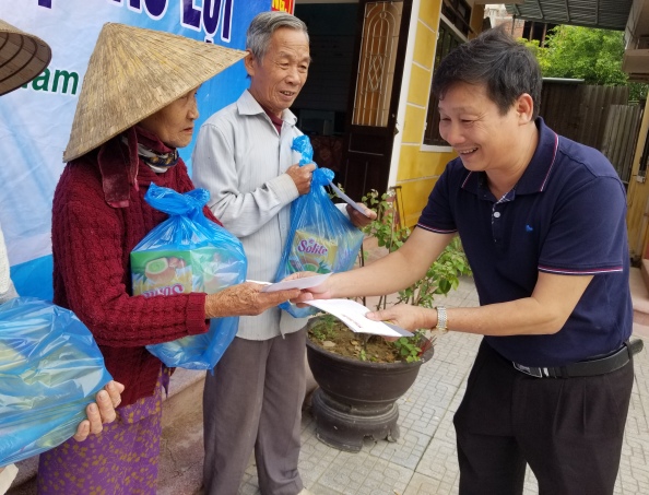 Báo Thừa Thiên Huế trao 300 suất quà cho người dân vùng lũ