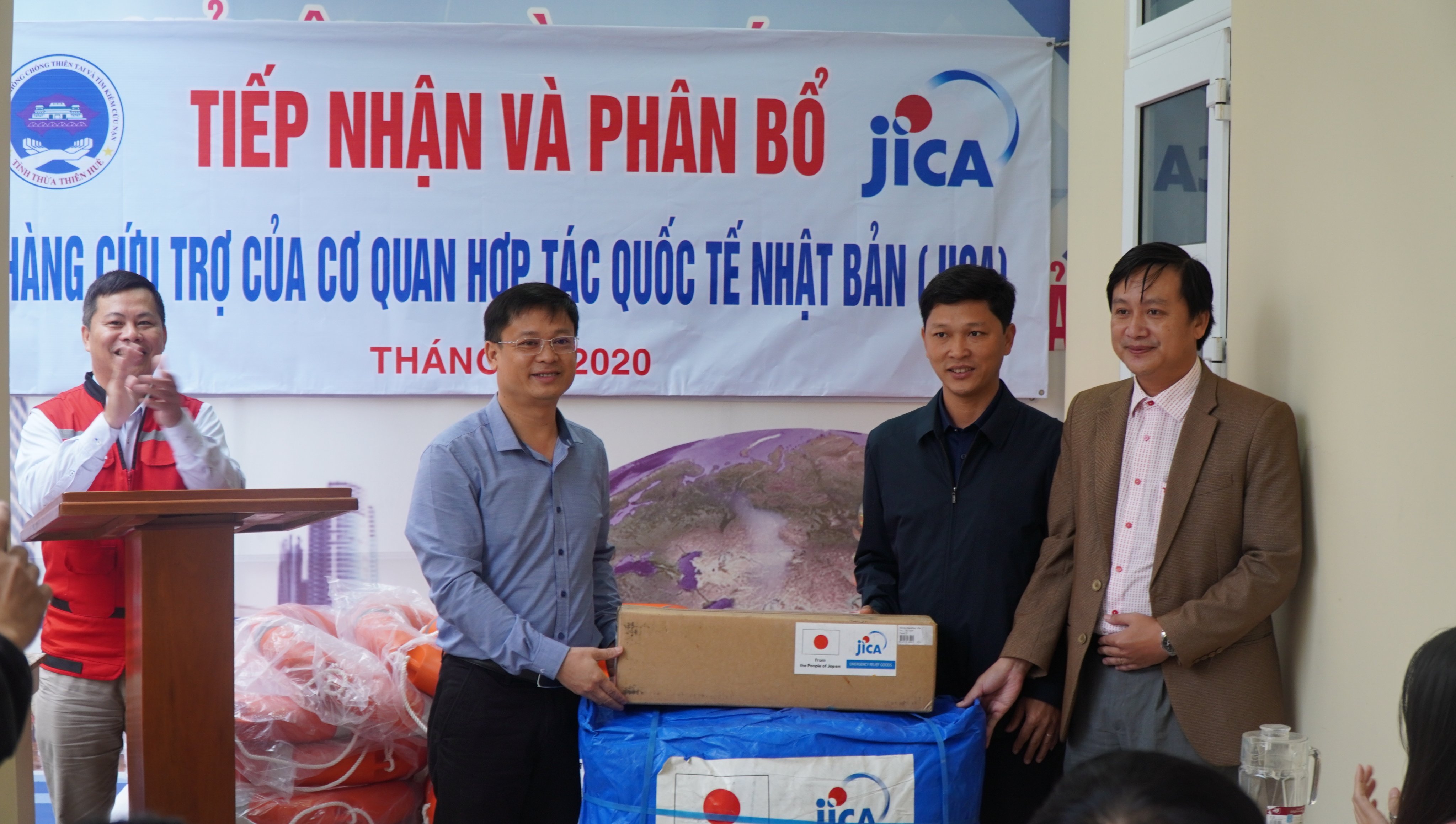 Tiếp nhận các nguồn hàng cứu trợ bão lụt