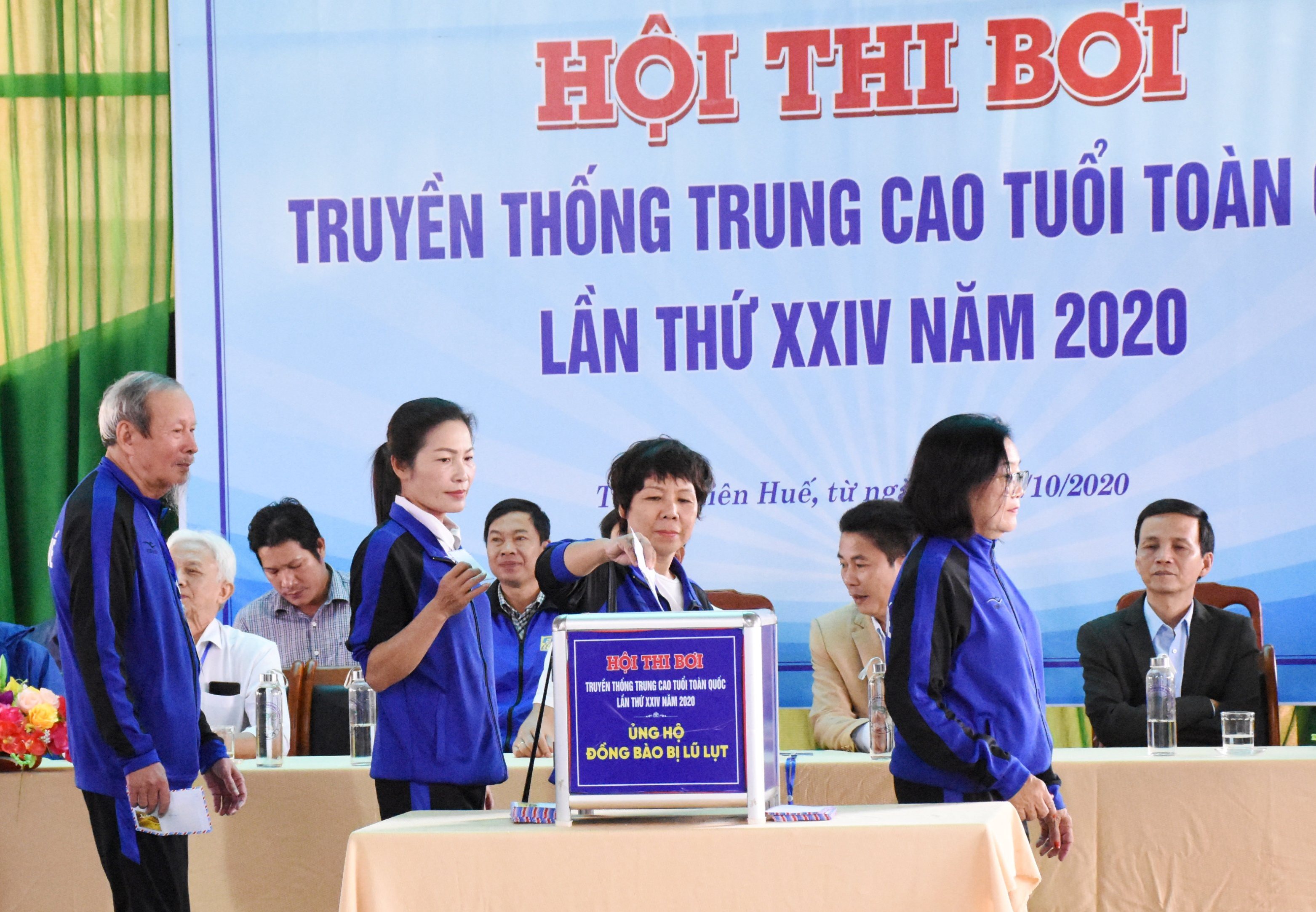 Hội thi bơi trung, cao tuổi toàn quốc ủng hộ đồng bào miền Trung