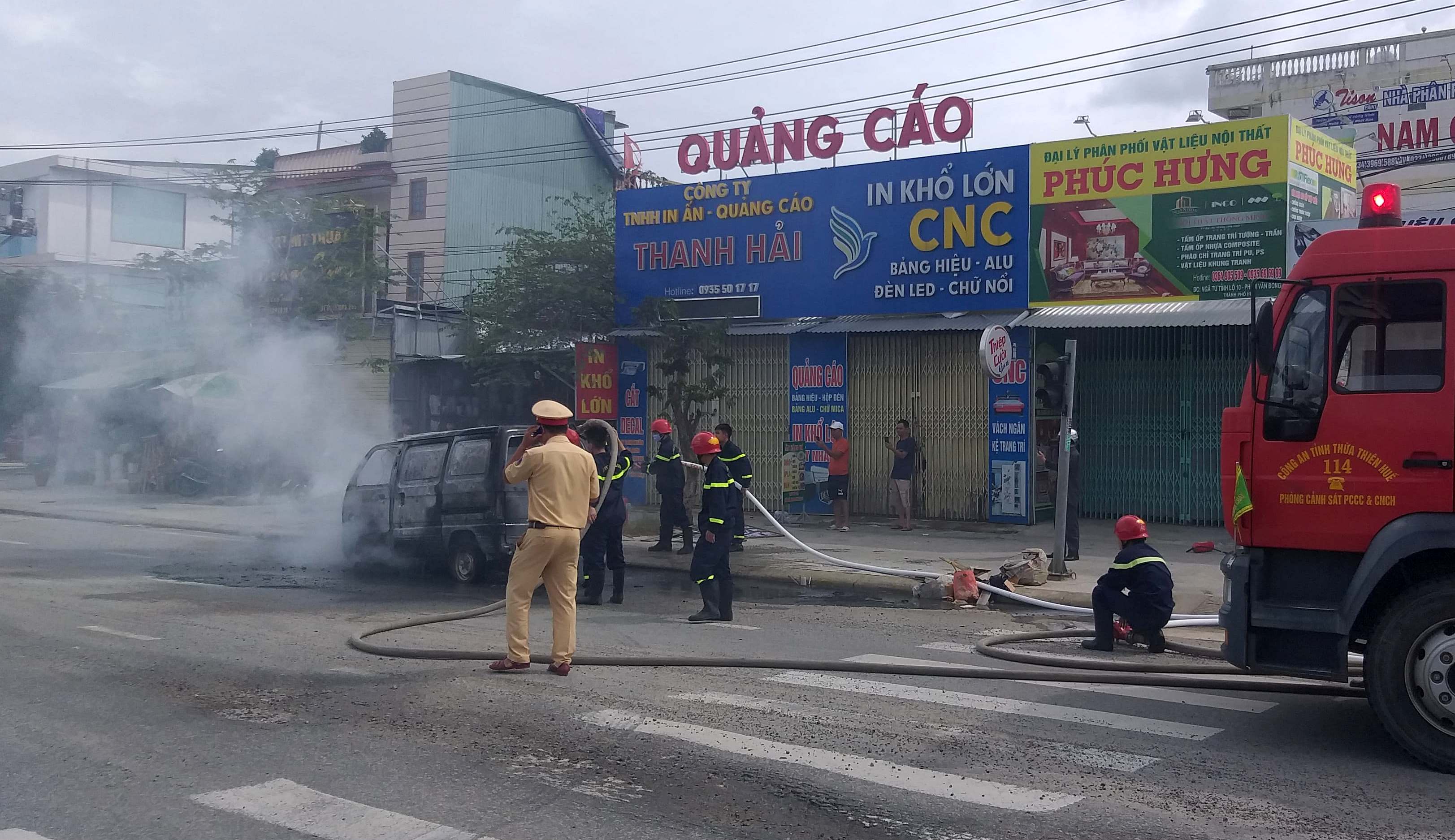 Xe ô tô bốc cháy dữ dội, lái xe tung cửa thoát ra ngoài