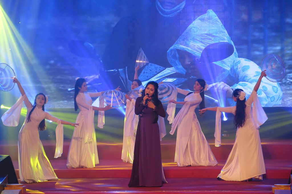 A music night towards the Central region raises more than VND 2 2 billion