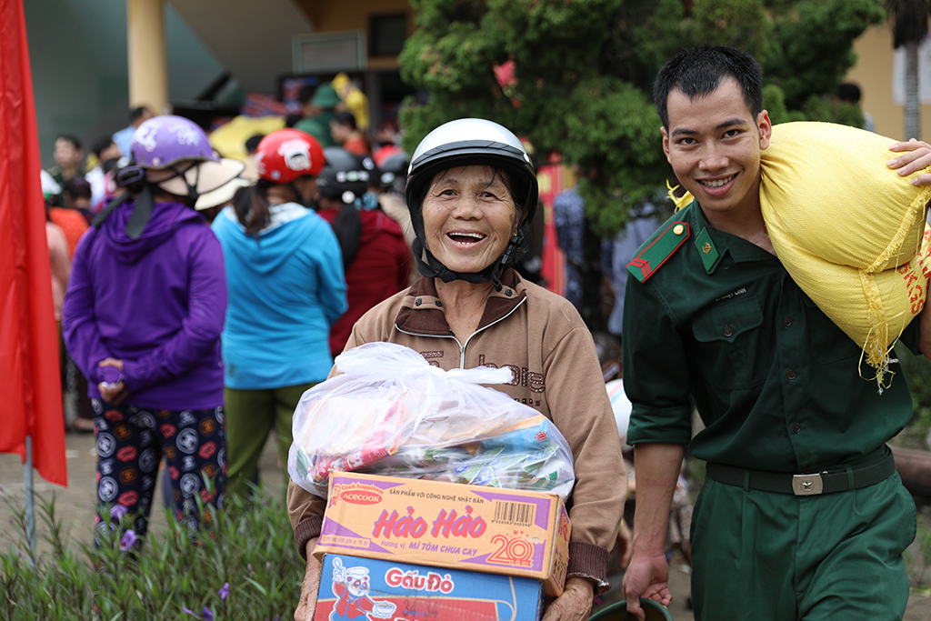 Hỗ trợ người dân vùng lụt bão qua cơn ngặt nghèo