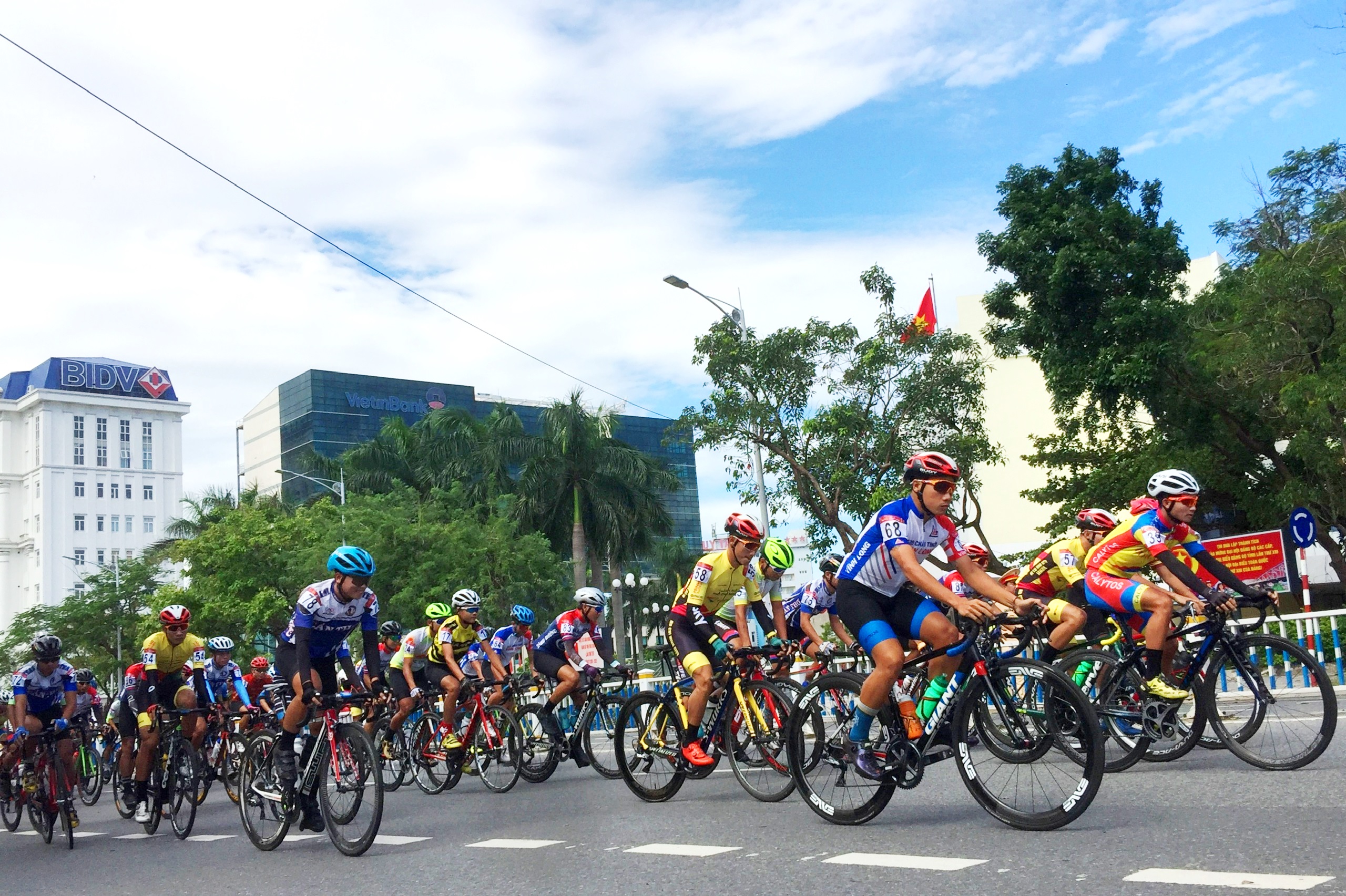 Giải xe đạp quốc tế VTV 2020 hỗ trợ 13 gia đình liệt sỹ và đồng bào Huế bị thiên tai