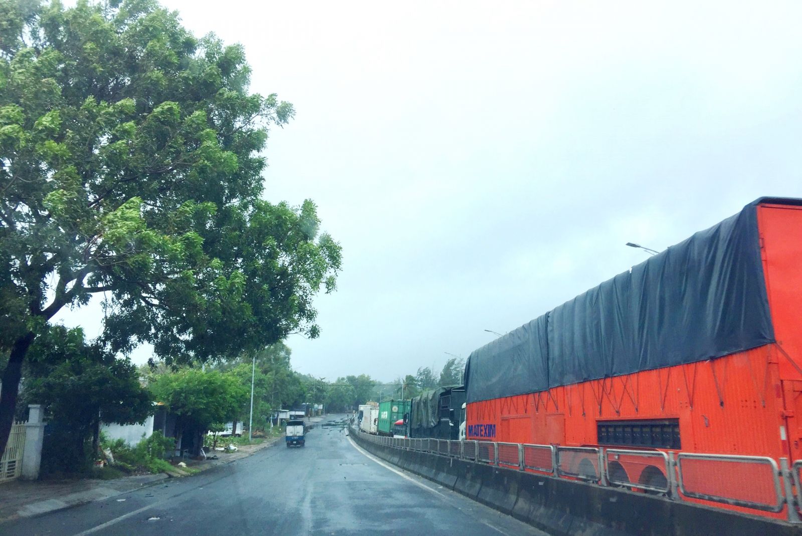 The magnanimous gesture of the people of Lang Co town during typhoon no 9
