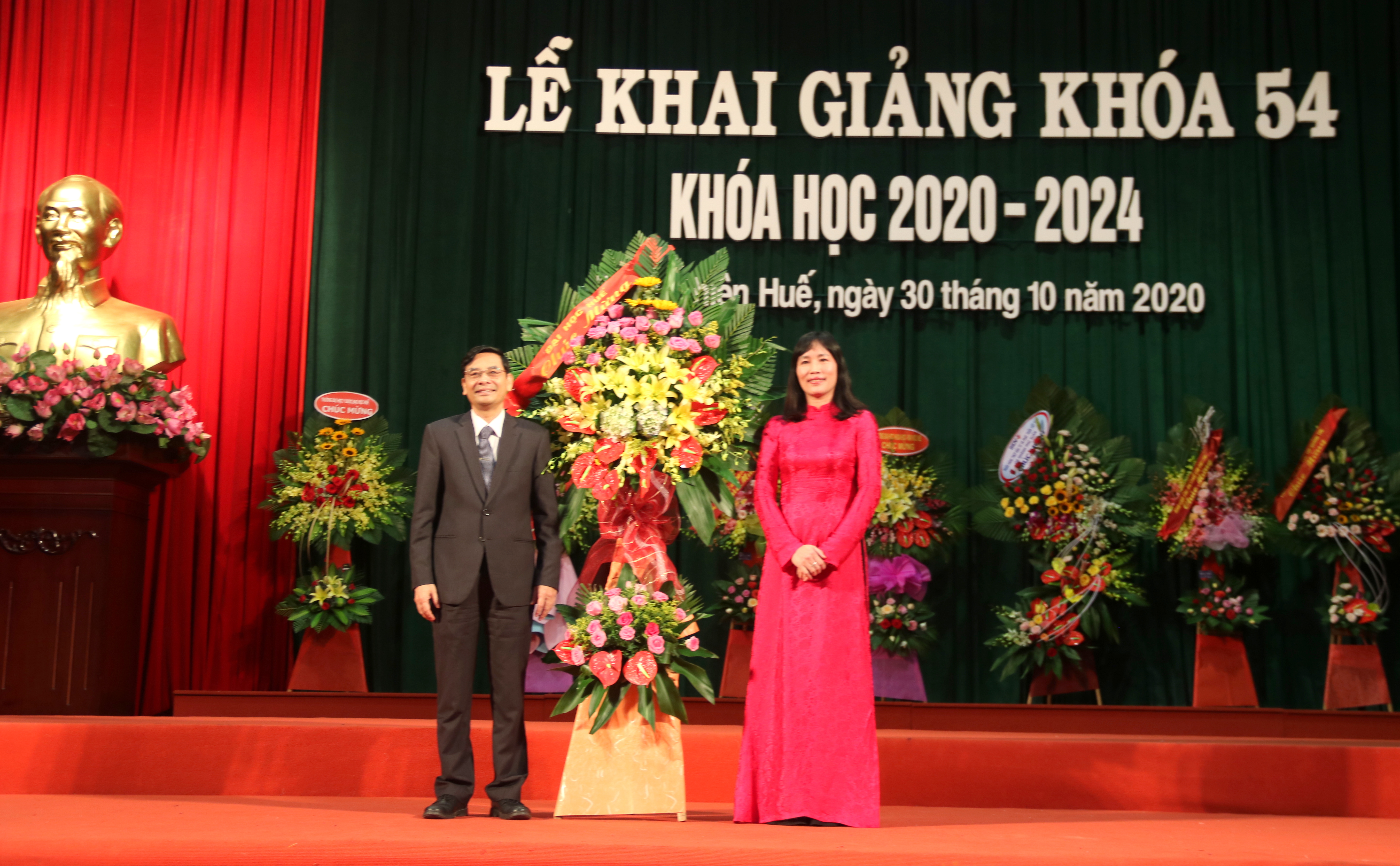 Hơn 2 000 tân sinh viên Trường đại học Kinh tế bước vào năm học mới