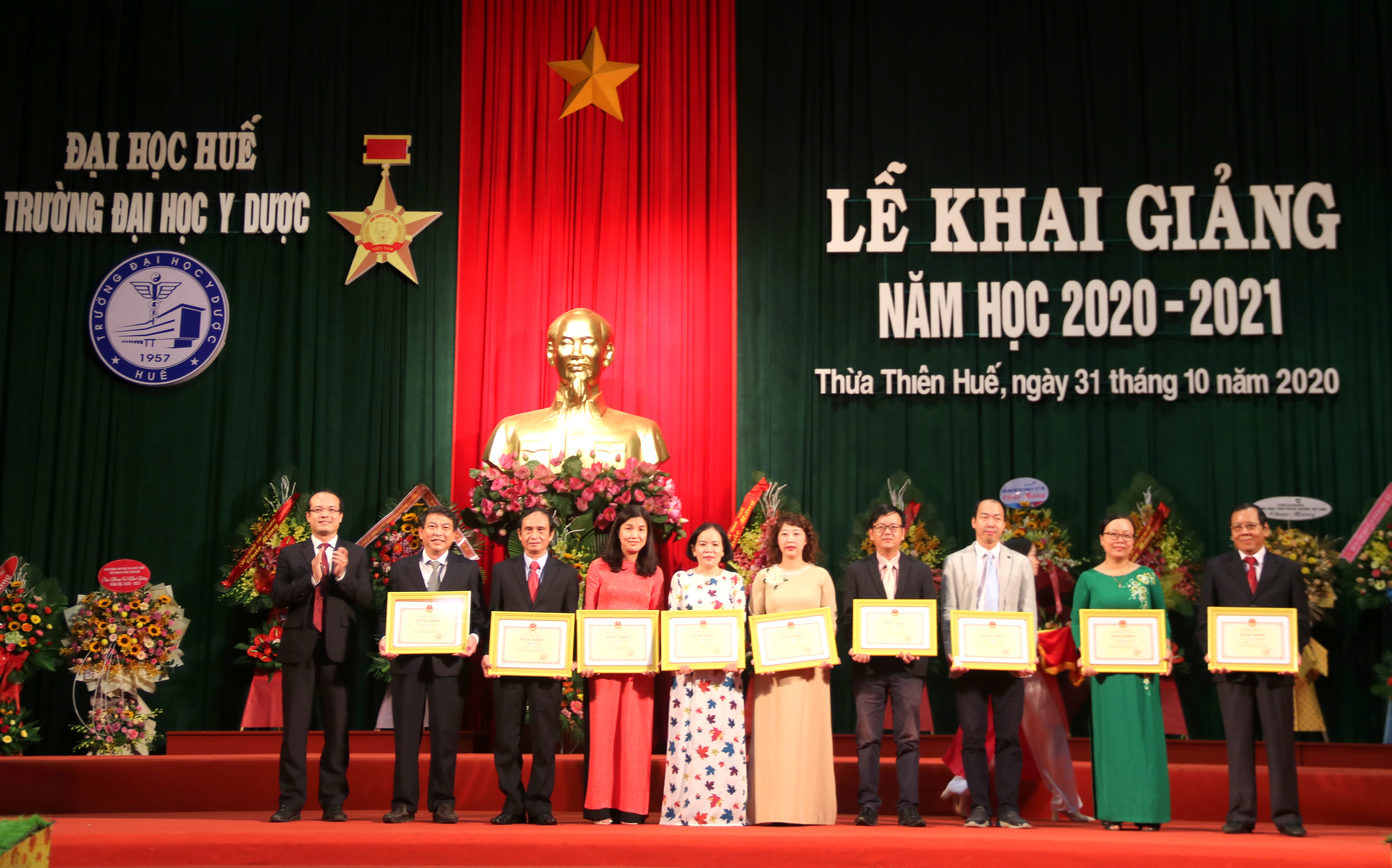 Trường ĐH Y Dược Nhiều tập thể, cá nhân được khen thưởng tại lễ khai giảng