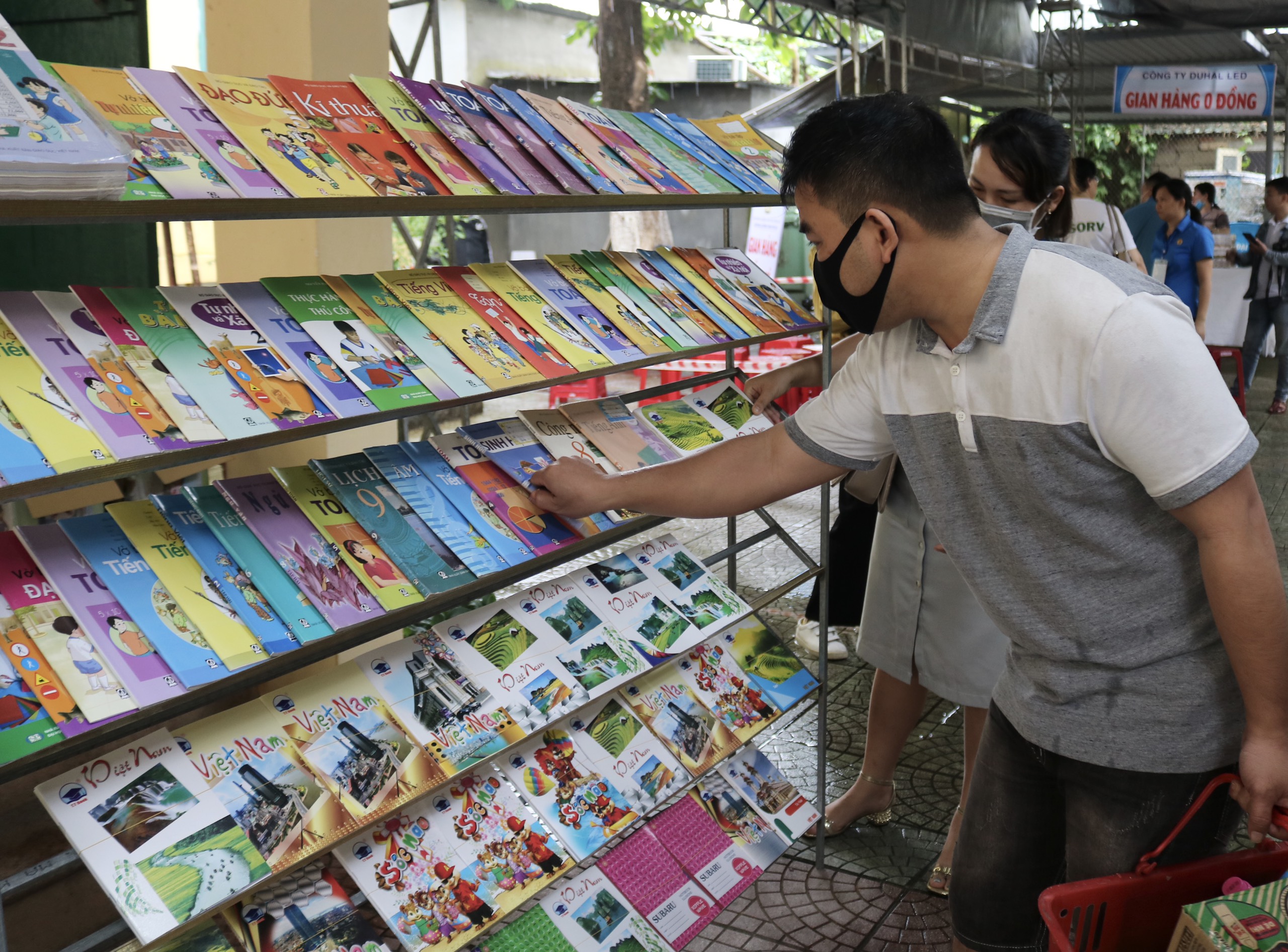 Phiên chợ “0 đồng” đến với người lao động khó khăn do ảnh hưởng bão lụt