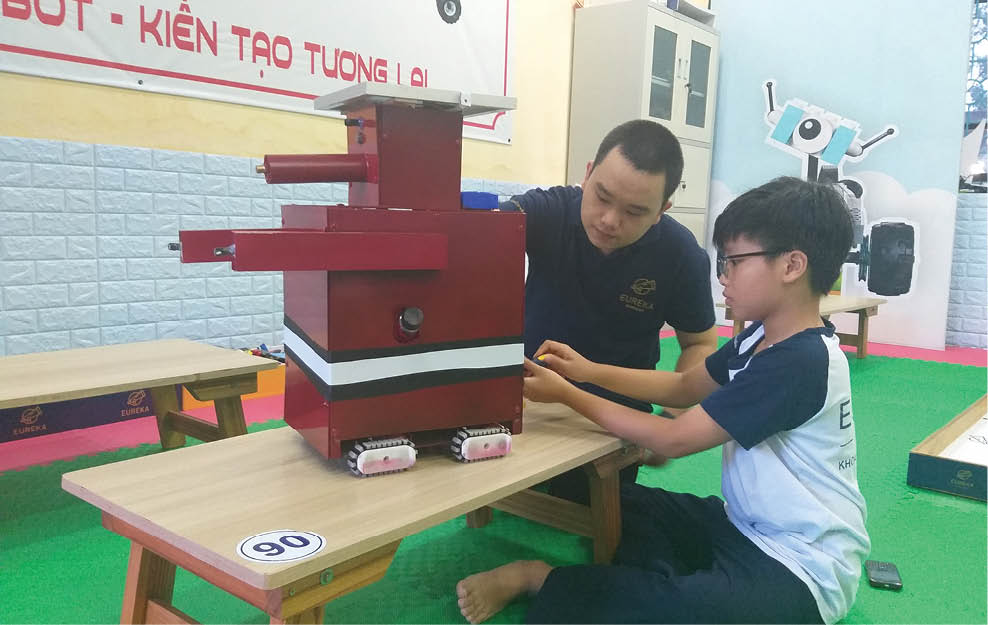 Thiếu niên sáng tạo robot chữa cháy thông minh