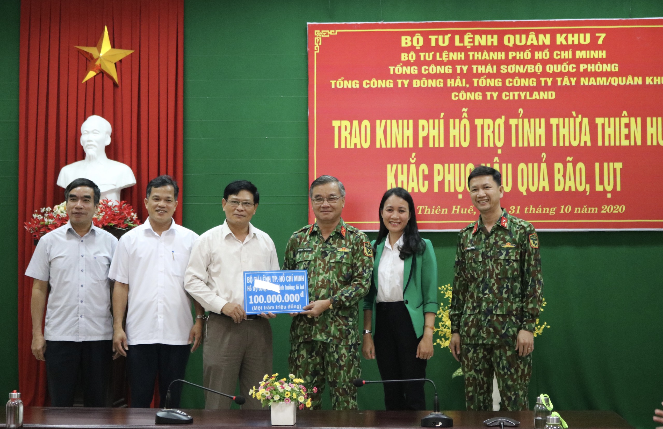 Hỗ trợ kinh phí, trao quà cho người dân bị lũ lụt