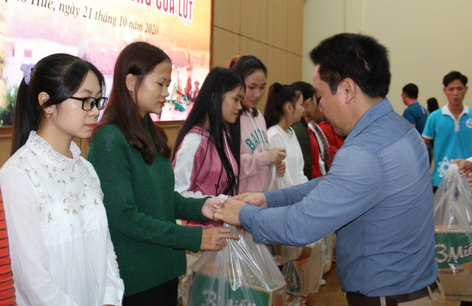 Không để sinh viên bỏ học sau bão lũ