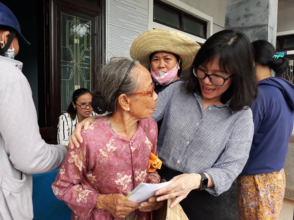 Trao 100 suất quà trị giá 50 triệu đồng do Báo Hà Nội mới hỗ trợ