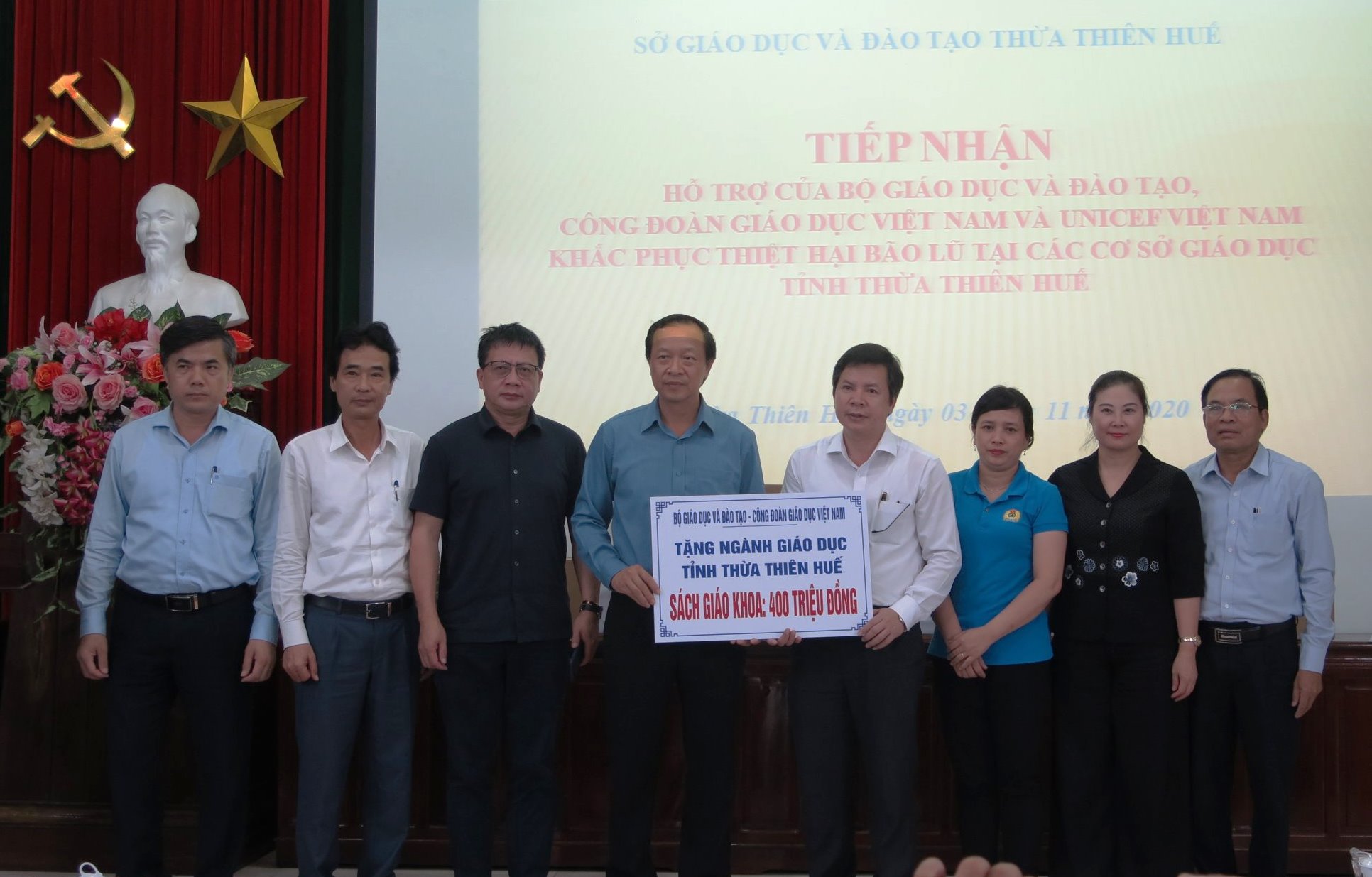 Bộ Giáo dục và Đào tạo hỗ trợ gần 2 tỷ đồng cho học sinh vùng lũ